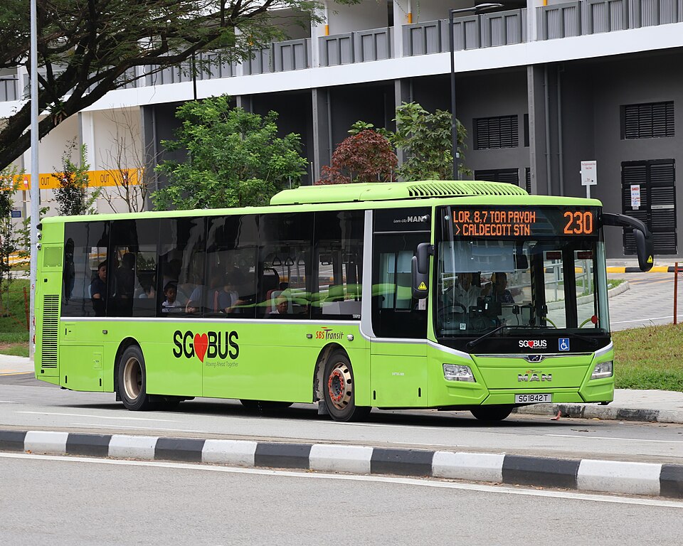 Xe bus SBS Transit màu xanh lá
