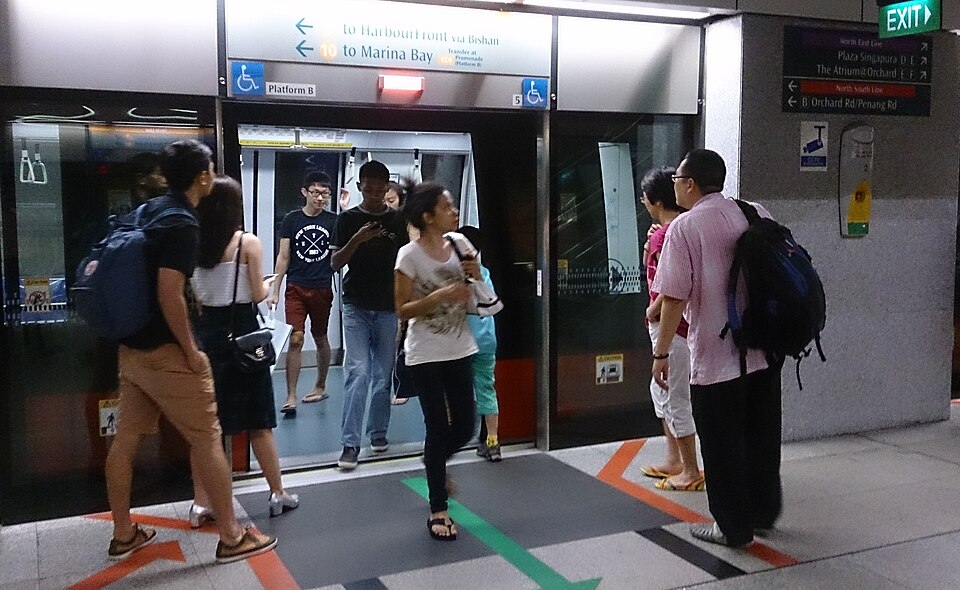 Hành khách lên tàu MRT